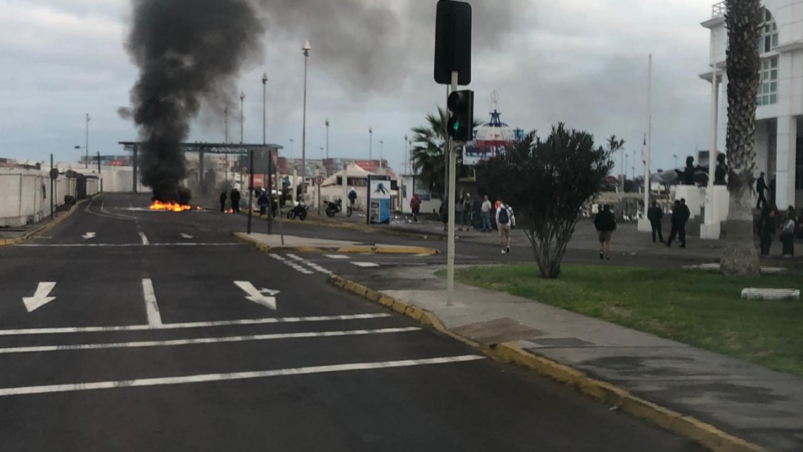 Portuarios encendieron barricadas en el Puerto de Iquique