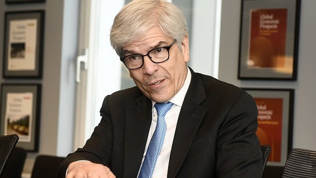 Nobel de Economía recomendó subir impuestos para estimular la economía chilena