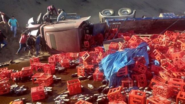 Camión repartidor de bebidas volcó en ruta Iquique - Alto Hospicio