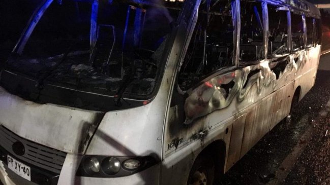 Desconocidos incendiaron minibús que transportaba trabajadores en Ercilla
