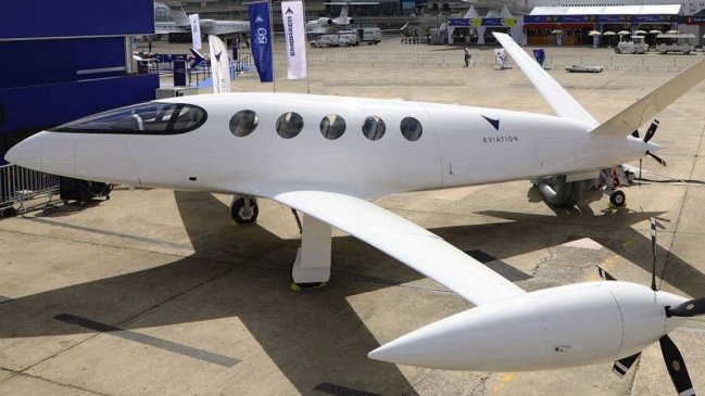 Presentan el primer avión comercial impulsado completamente por electricidad