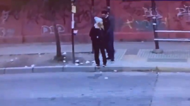 Denuncian a hombre que se masturbó frente a una joven en paradero de Maipú