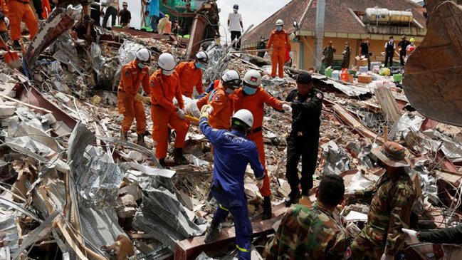  Aumentan a 25 los muertos en derrumbe de edificio en Camboya  