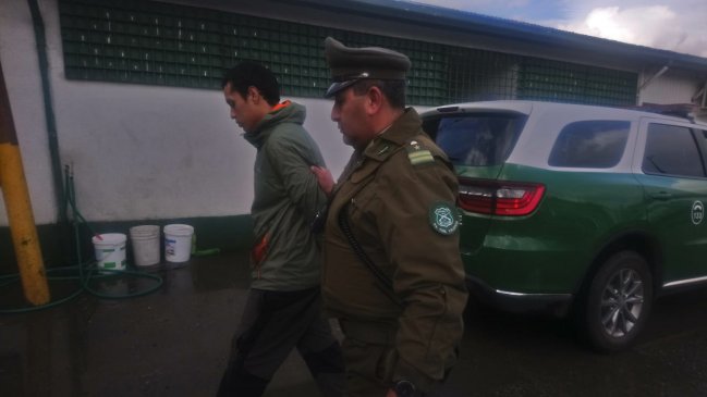 Detienen en Valdivia a dos sujetos que escapaban con un televisor robado