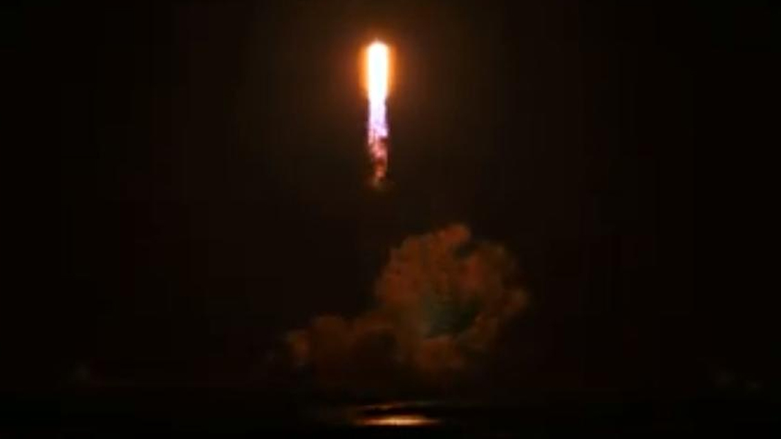 SpaceX lanzó al espacio 24 satélites y las cenizas de 152 personas