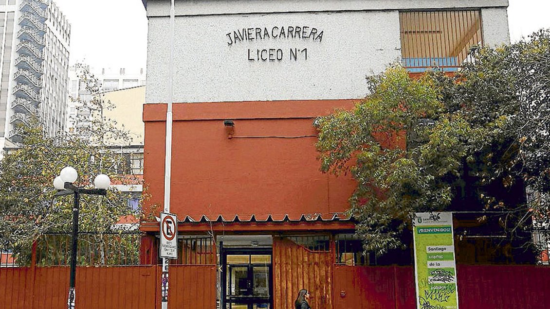 Alumnas del Liceo 1 de Santiago intentaron tomarse el establecimiento