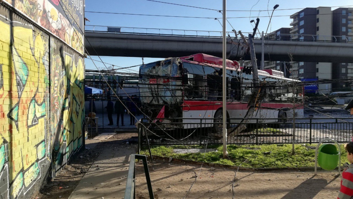 Bus colisionó con vehículo particular y derribó poste eléctrico en Puente Alto
