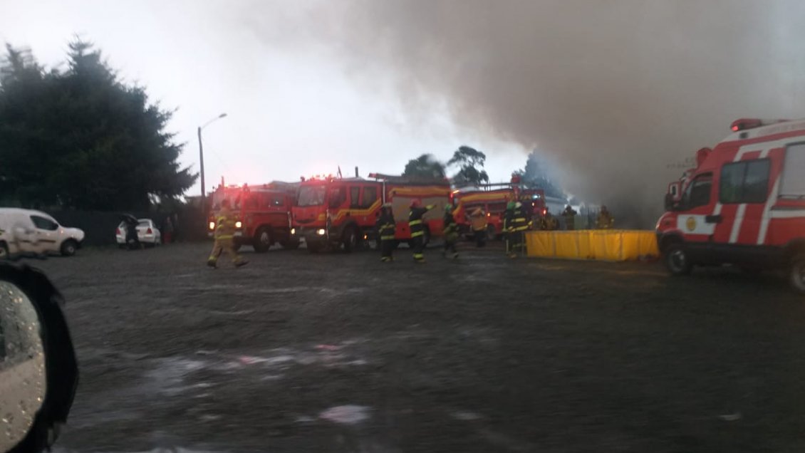 Bomberos informó que trabajará todo el día en incendio de supermercado en Chonchi