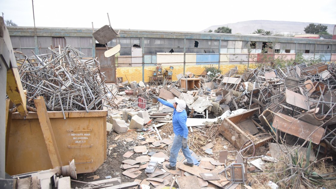 Inician el retiro de mobiliario abandonado en el Liceo Politécnico de Arica