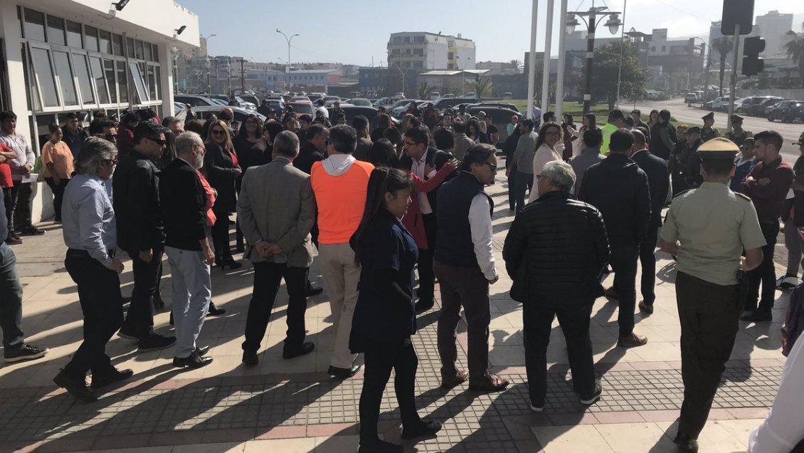 Funcionarios y público evacuaron Intendencia de Tarapacá por simulacro de incendio