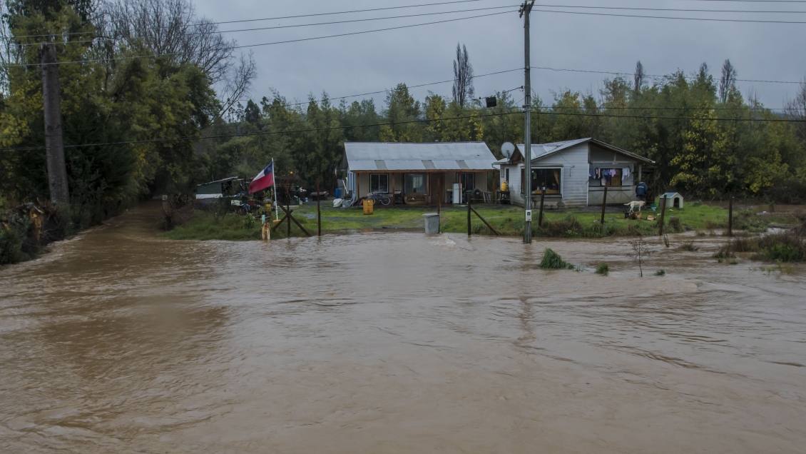 Sistema frontal genera fuertes lluvias en la zona sur del país