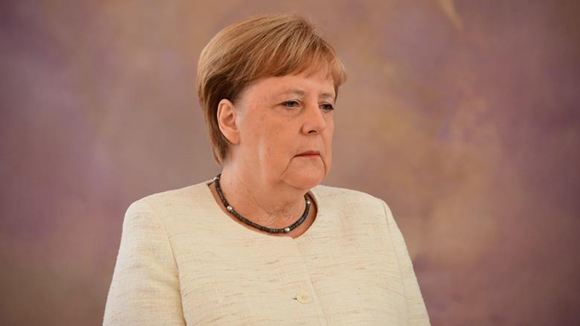 Merkel volvió a sufrir un visible temblor corporal en un acto en Berlín