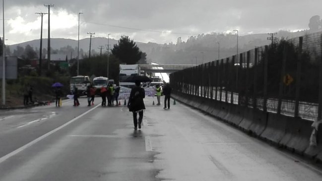 Profesores de la comuna de Los Lagos cortaron el tránsito en la Ruta 5 Sur