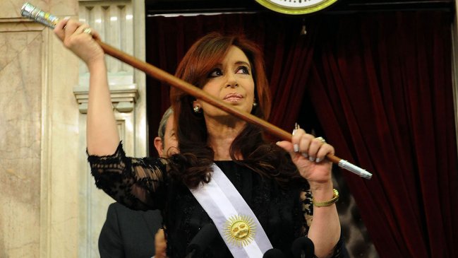 Sobreseen a Cristina Fernández en causa por el bastón presidencial hallado en su casa