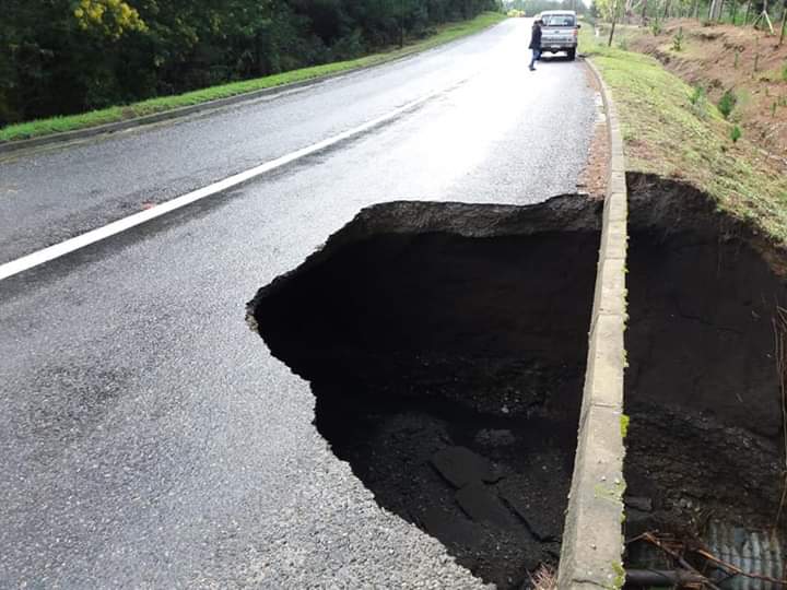 Destinarán fondos de emergencia para reparar socavón en ruta entre Chanco y Constitución
