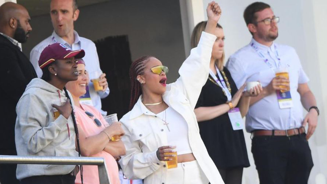 No está en Chile: Rihanna es vista en un estadio en Inglaterra