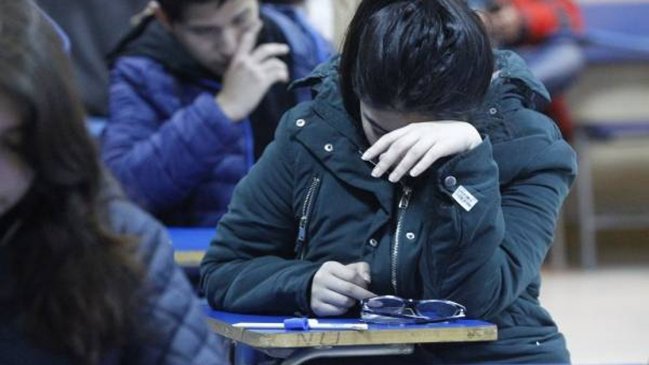 Estudiantes responsabilizan a los profesores por uso de internet en clases, según estudio