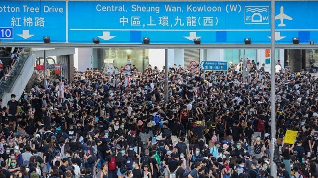 Hong Kong: Manifestantes trataron de irrumpir en el Parlamento tras masiva protesta