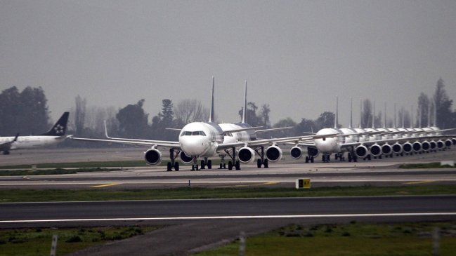 Denuncian peligrosa práctica de apuntar con láser a los aviones durante el aterrizaje