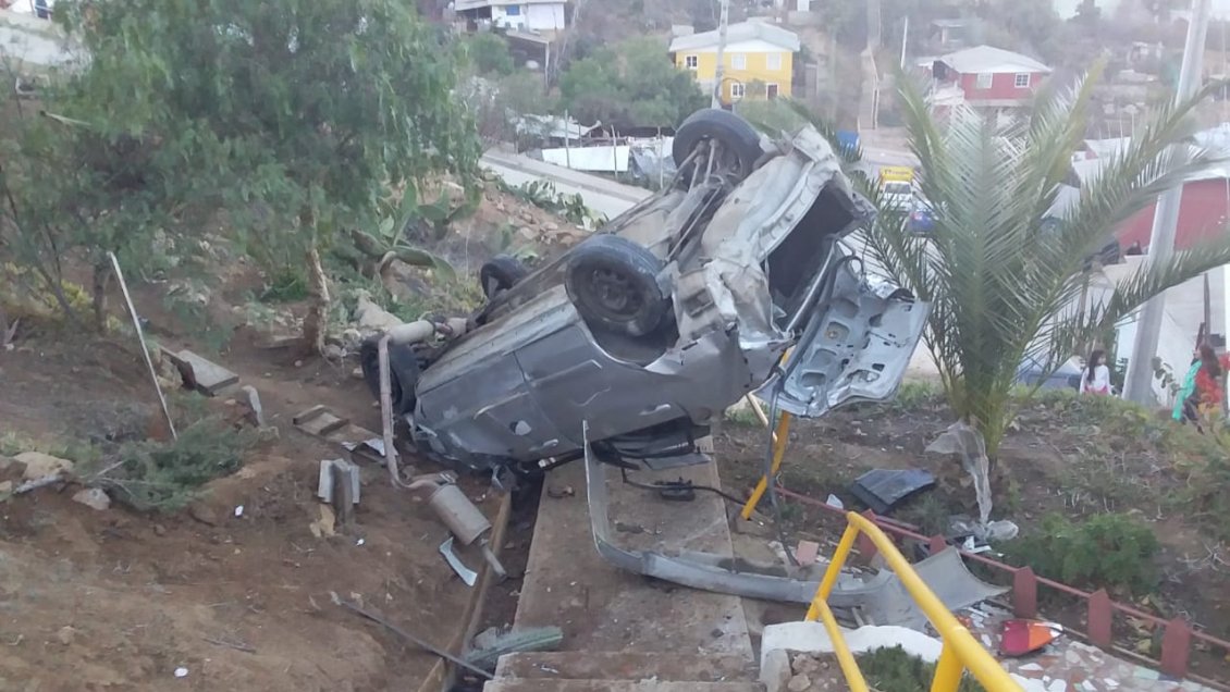 Vehículo cayó 200 metros y provocó daños en vivienda durante eclipse en Illapel