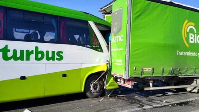 Accidente involucró a bus y dos camiones en la Ruta 5 Sur