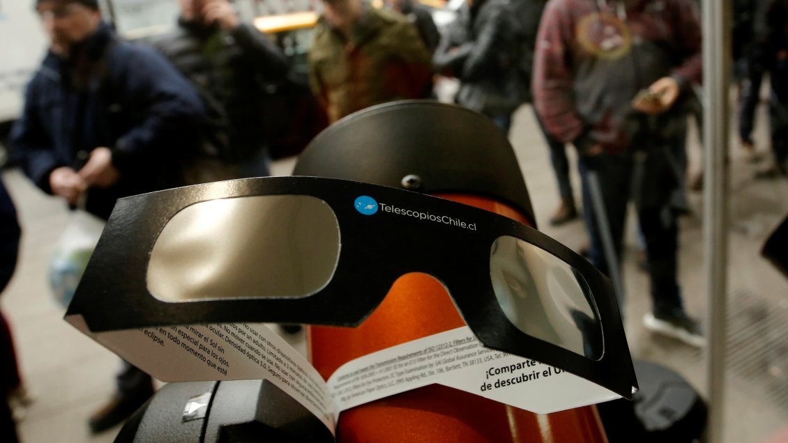 Intendente del Biobío ordenó sumario por lentes para el eclipse sorteados en Facebook