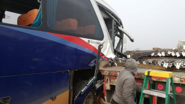 Colisión de bus y camión deja 16 personas lesionadas en el acceso norte de Osorno