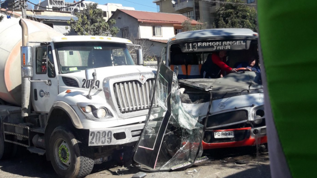 Nueve heridos dejó choque entre camión y microbús en Quilpué