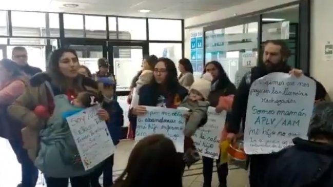 Madres de niños con alergia alimentaria protestan en Compin de Concepción