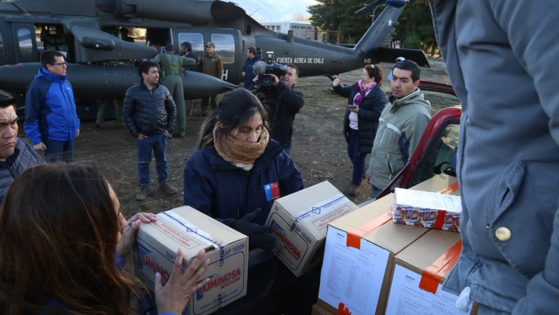 Habitantes del Alto Biobío reciben apoyo vía aérea tras quedar aislados por derrumbe