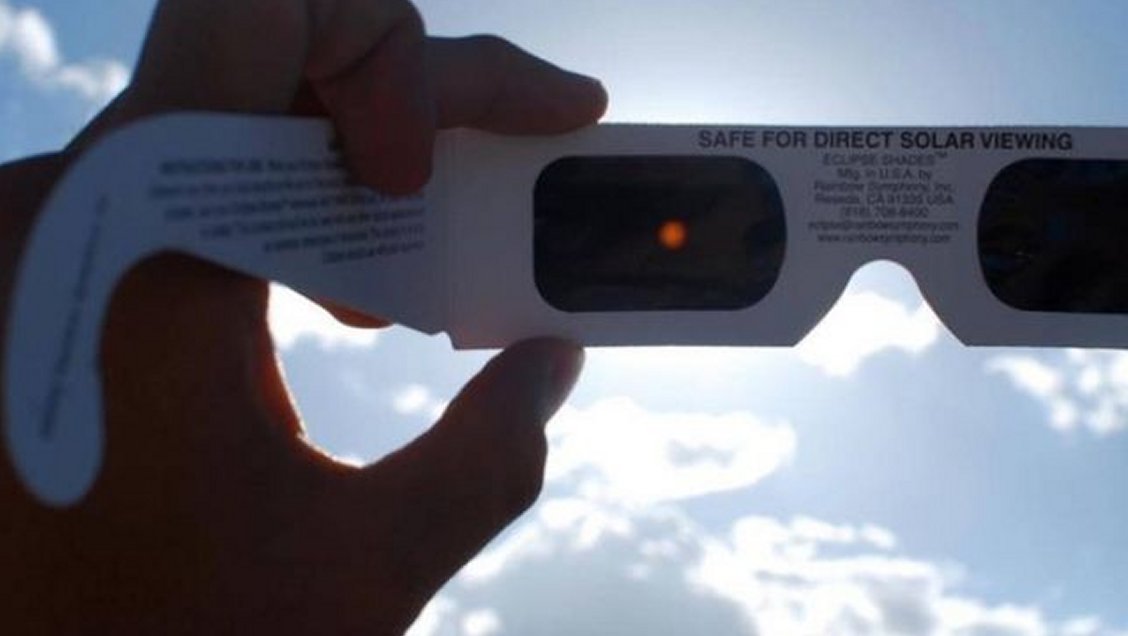 Polémica en Lota tras sorteo de lentes para el eclipse solar en Facebook