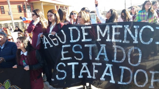 Profesores de Lota realizaron manifestación durante visita del subsecretario Ubilla