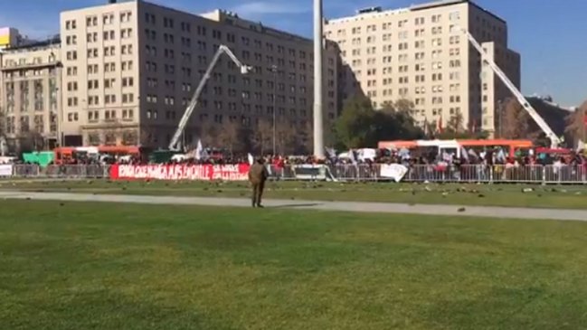 Profesores lanzaron zapatos a La Moneda en protesta por falta de diálogo con el Gobierno