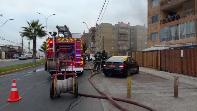Incendio afectó un departamento en el segundo piso de un edificio de Iquique