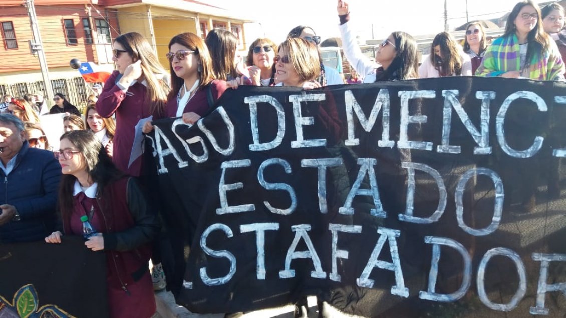 Profesores de Lota realizaron manifestación durante visita del subsecretario Ubilla