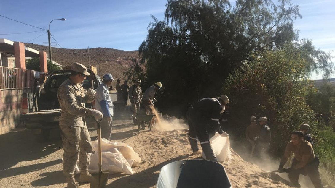 Tarapacá: Estudiantes y apoderados realizaron operativo de limpieza en poblado de Macaya
