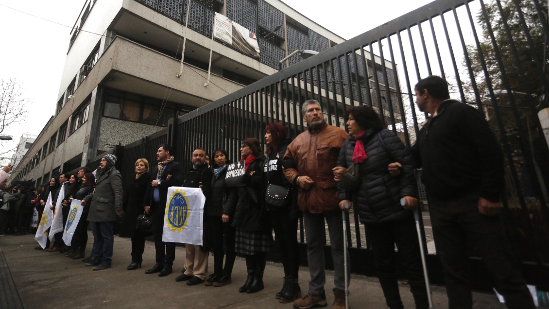 Centenares de padres y apoderados se manifiestan en el frontis del Instituto Nacional