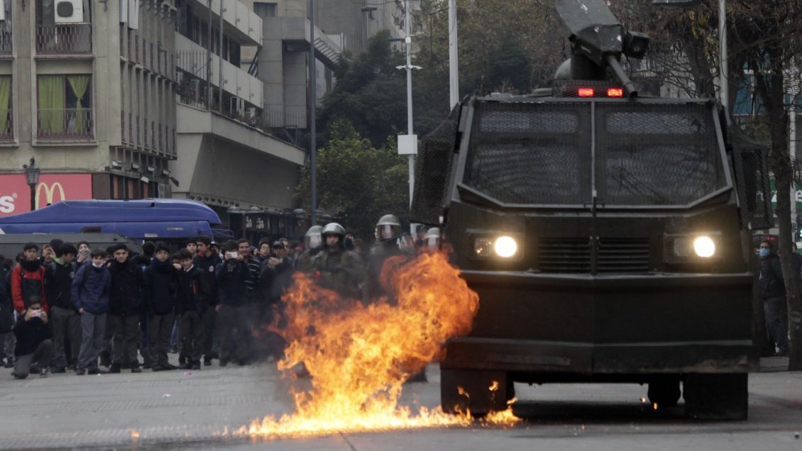 Encapuchados lanzaron bombas molotov contra Carabineros en el Instituto Nacional