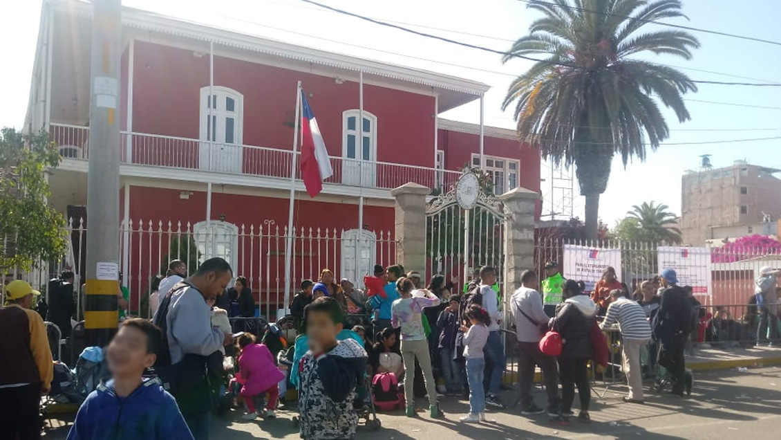 Cientos de migrantes permanecen en consulado chileno en Tacna