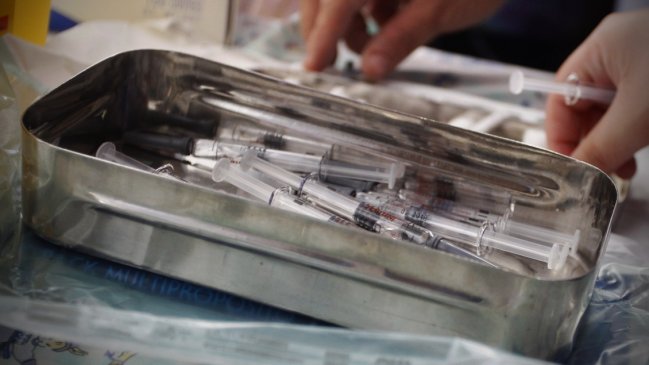 Seremi de Salud investiga caso de enfermera acusada de usar la misma aguja en vacunación
