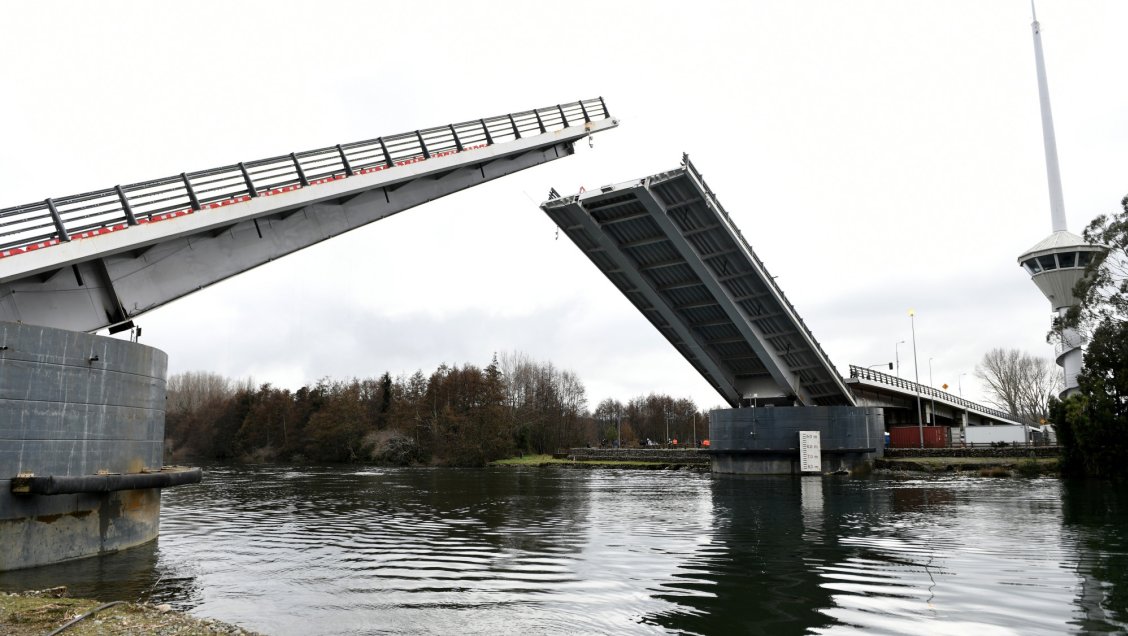 Vialidad y Puente Cau Cau bajo la lupa de Contraloría por mantener sus 