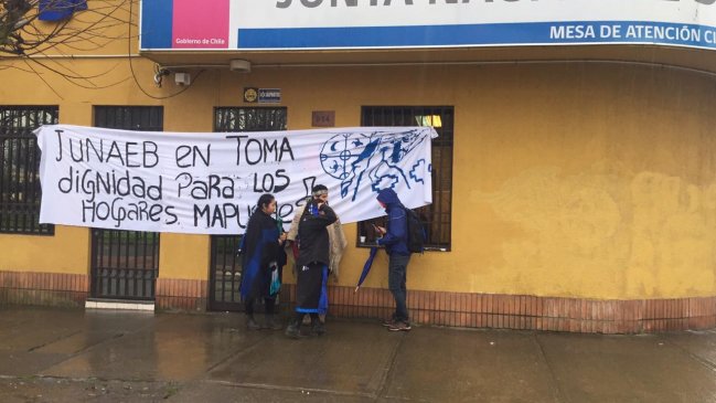 Estudiantes mapuche de Temuco se tomaron las oficinas de la Junaeb