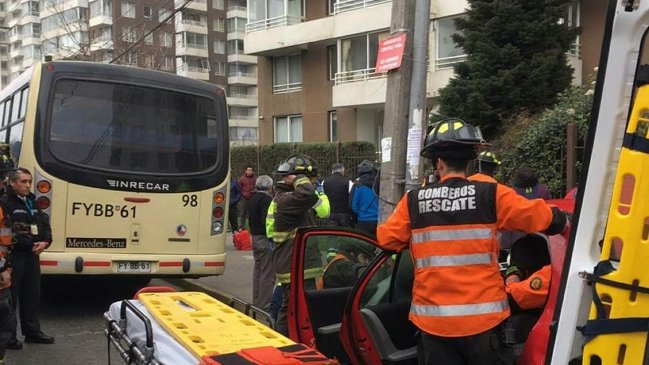 Choque entre auto y microbús dejó 16 lesionados en Viña del Mar