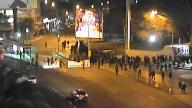 Incidentes entre estudiantes y Carabineros cortan el tránsito en la Alameda