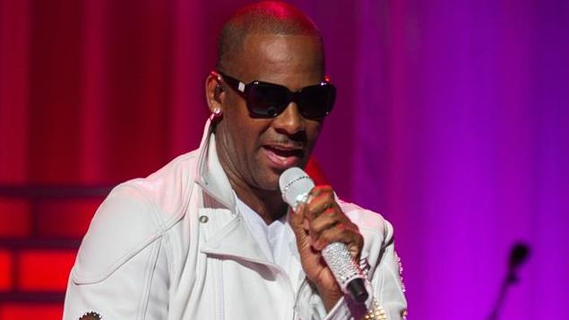 R. Kelly fue arrestado con cargos de pornografía infantil