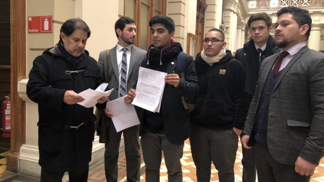 Presidente del centro de alumnos del Instituto Nacional presentó recurso contra intendenta