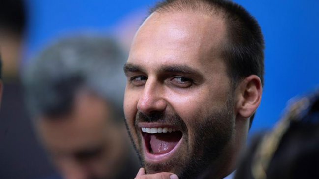 Bolsonaro considera que no es nepotismo designar a su hijo como embajador