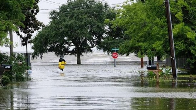 Barry llegó a EEUU como tormenta tropical y con riesgo de inundaciones