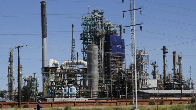 Abren sumario sanitario contra ENAP por filtración de líquidos y malos olores