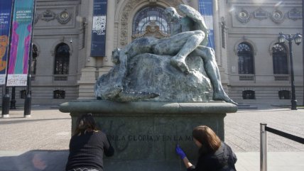 Realizan trabajos de borrado de rayados en escultura de Rebeca Matte